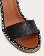 DOUBLE ROCKSTUD GRAINY CALFSKIN WEDGE SANDAL 105 MM - Image 3